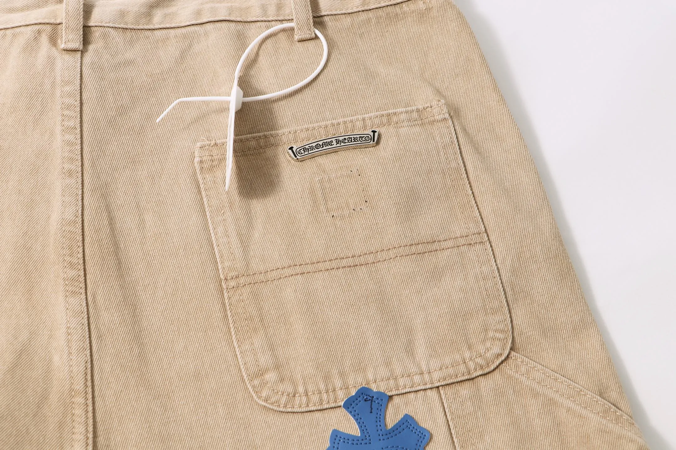 P280 Style No.: H903 Croxin & 𝐂𝐡𝐫𝐨𝐦𝐞 𝐇𝐞𝐚𝐫𝐭 ss25 white and blue patchwork leather workwear imitation wood jeans. Styles with different washed textures are very friendly to people with thin legs. The slightly flared version perfectly modifies the leg shape. The timeless and moderate length makes it easy to match and match. It is the basis for various styles and is a must-have in your wardrobe! The fabric is stiff but also makes the upper body soft without losing texture. The washing process is even more perfect. It is a must-have item for everyone! ! ! Washed wheat, hang tag, pants label, three labels complete Color: khaki Size: 30-32-34-36